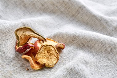 Üstten Görünüm yakın çekim resim hafif pamuklu masa örtüsü, seçici odak üzerinde kurutulmuş elma.