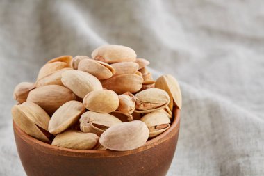 Seramik kase closeup, seçici odak içinde soyulmamış Antep fıstığı