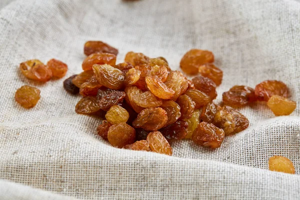 Vue de dessus gros plan des pommes séchées sur une nappe en coton léger, mise au point sélective . — Photo