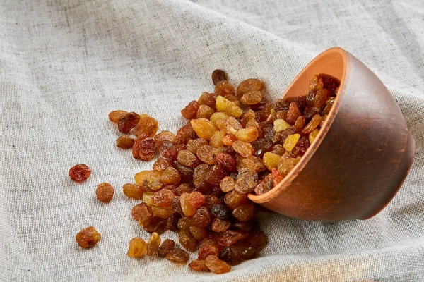 Bol en céramique avec raisins secs dorés sur une nappe légère, gros plan, mise au point sélective — Photo