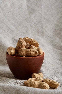 Seramik kase closeup, seçici odak soyulmamış fıstık