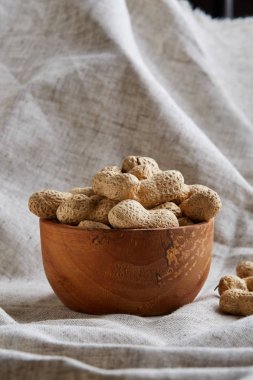 Seramik kase closeup, seçici odak soyulmamış fıstık