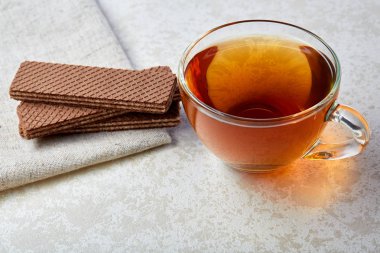 Üstten Görünüm beyaz zemin üzerine sığ derinlik-in tarla izole waffle ile cam çay fincanı resmi oluşturan kapatın