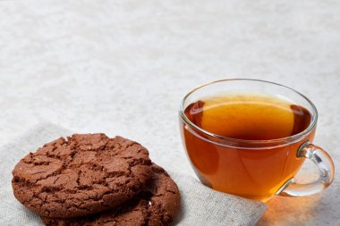 Üstten Görünüm portre resim Çerezler ve beyaz arka plan, seçici odak peçeteye pamuk ile şeffaf fincan çay