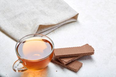 Üstten Görünüm beyaz zemin üzerine sığ derinlik-in tarla izole waffle ile cam çay fincanı resmi oluşturan kapatın