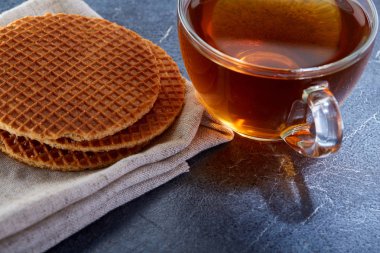 Siyah çay tanımlama karanlık grimsi mermer zemin ile cam fincan. Kahvaltı arka plan