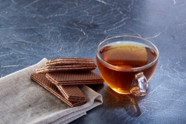 Siyah çay tanımlama karanlık grimsi mermer zemin ile cam fincan. Kahvaltı arka plan