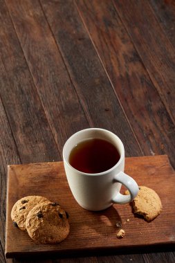 Tanımlama bilgileri, çalışma kitabı ve kalemin ahşap arka plan, üstten görünüm üzerinde çay