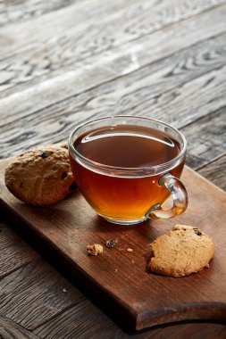 Çay kesme tahtası ahşap zemin, üstten görünüm tanımlama ile