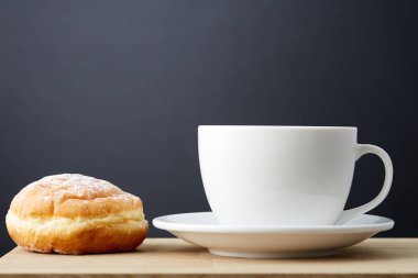 Tanımlama bilgileri, çalışma kitabı ve kalemin ahşap arka plan, üstten görünüm üzerinde çay