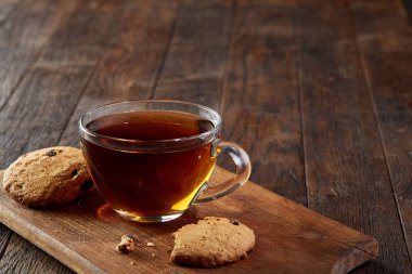 Çay kesme tahtası ahşap zemin, üstten görünüm tanımlama ile