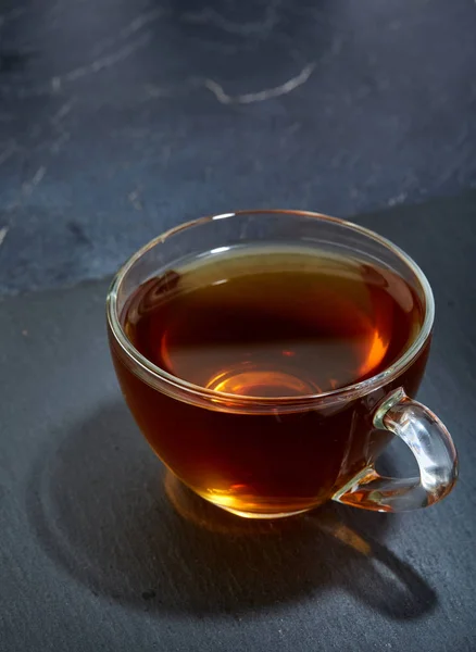 Glas kopp te isolerad på mörk marmor bakgrund, närbild — Stockfoto