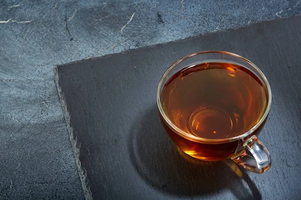 Szklanki do herbaty na białym tle na ciemnym tle marmurowych, zbliżenie — Zdjęcie stockowe