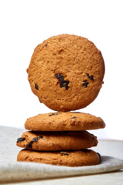 Empilement de biscuits aux pépites de chocolat sur fond en bois. Biscuits au chocolat empilés avec mise au point sélective . — Photo