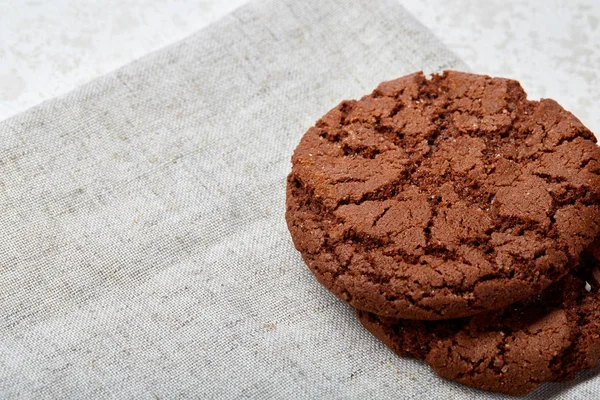 Empilement de biscuits aux pépites de chocolat sur fond en bois. Biscuits au chocolat empilés avec mise au point sélective . — Photo