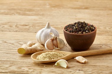 Spicies ahşap masa arka plan, seçici odak üzerinde toz baharat kaşık ve farklı kompozisyonu türlü