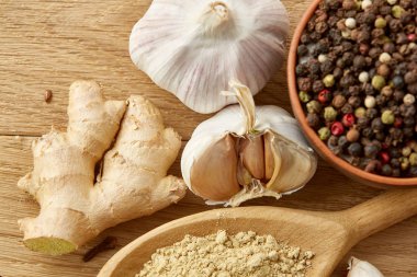 Spicies ahşap masa arka plan, seçici odak üzerinde toz baharat kaşık ve farklı kompozisyonu türlü