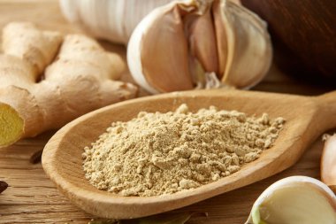 Spicies ahşap masa arka plan, seçici odak üzerinde toz baharat kaşık ve farklı kompozisyonu türlü