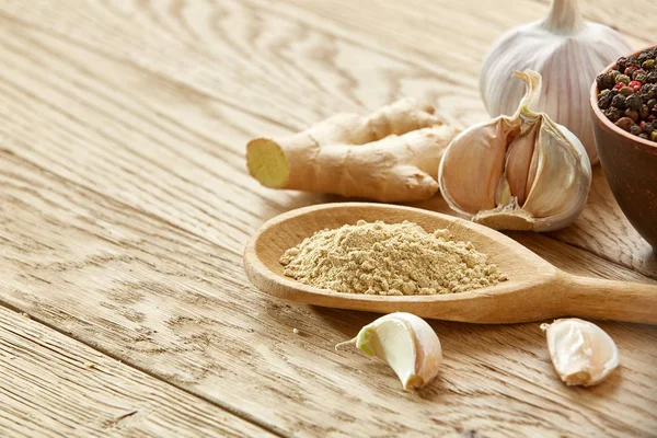 Spicies ahşap masa arka plan, seçici odak üzerinde toz baharat kaşık ve farklı kompozisyonu türlü