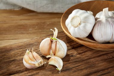 Sarımsak yakın çekim rustik arka plan, sığ derinliği alan, seçici odak, makro üzerinde ahşap plaka üzerinde