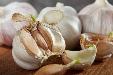 Sarımsak rustik ahşap arka plan üzerine sığ derinliği alan, seçici odak, makro yakın çekim