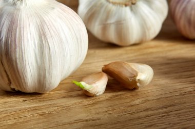 Sarımsak rustik ahşap arka plan üzerine sığ derinliği alan, seçici odak, makro yakın çekim