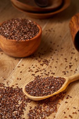 Tahta kaşık keten tohumu rustik arka plan, TOPVIEW, portre, alan, seçici odak, dikey sığ derinliği ile.