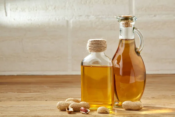 Bovenaanzicht close-up foto vlas zaden en lijnolie in een glazen fles op een houten ondergrond, ondiepe scherptediepte. — Stockfoto