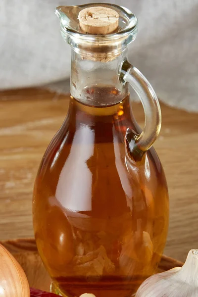 Botol minyak pada nampan kayu di meja pedesaan, closeup, fokus selektif . — Stok Foto