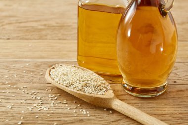 Mutfak natürmort kavanozların petrol ve kepçe ile sesam ahşap masa, sığ derinlik-in tarla, seçici odak üzerinde