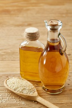 Mutfak natürmort kavanozların petrol ve kepçe ile sesam ahşap masa, sığ derinlik-in tarla, seçici odak üzerinde