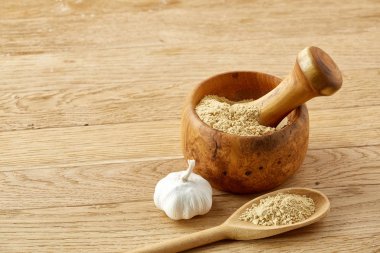 Ahşap harç ve havaneli ile sarımsak ve eziyet baharat rustik masa, yakın çekim, seçici odak