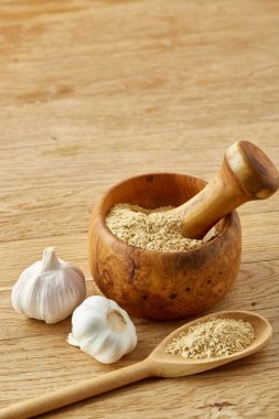 Ahşap harç ve havaneli ile sarımsak ve eziyet baharat rustik masa, yakın çekim, seçici odak