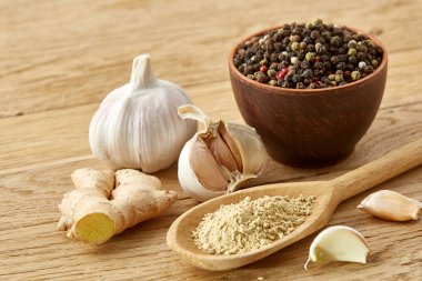 Spicies ahşap masa arka plan, seçici odak üzerinde toz baharat kaşık ve farklı kompozisyonu türlü