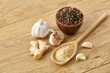 Spicies ahşap masa arka plan, seçici odak üzerinde toz baharat kaşık ve farklı kompozisyonu türlü