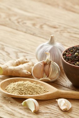 Spicies ahşap masa arka plan, seçici odak üzerinde toz baharat kaşık ve farklı kompozisyonu türlü