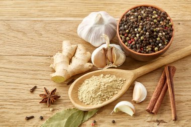 Spicies ahşap masa arka plan, seçici odak üzerinde toz baharat kaşık ve farklı kompozisyonu türlü