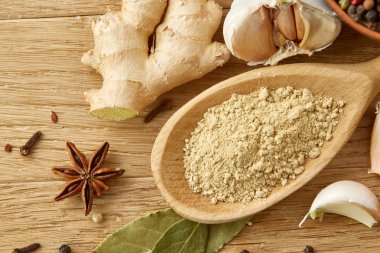 Spicies ahşap masa arka plan, seçici odak üzerinde toz baharat kaşık ve farklı kompozisyonu türlü