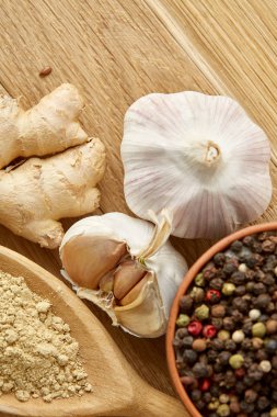 Spicies ahşap masa arka plan, seçici odak üzerinde toz baharat kaşık ve farklı kompozisyonu türlü