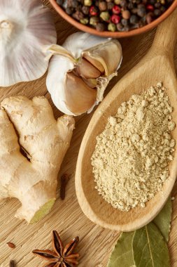 Spicies ahşap masa arka plan, seçici odak üzerinde toz baharat kaşık ve farklı kompozisyonu türlü