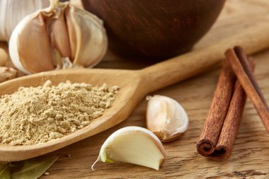 Spicies ahşap masa arka plan, seçici odak üzerinde toz baharat kaşık ve farklı kompozisyonu türlü