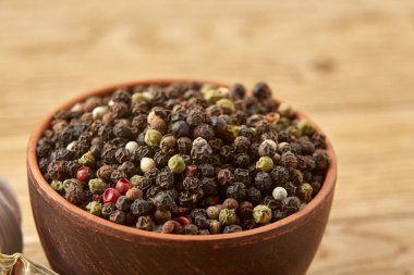 Spicies ahşap masa arka plan, seçici odak üzerinde toz baharat kaşık ve farklı kompozisyonu türlü