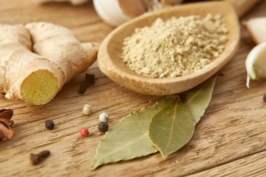 Spicies ahşap masa arka plan, seçici odak üzerinde toz baharat kaşık ve farklı kompozisyonu türlü