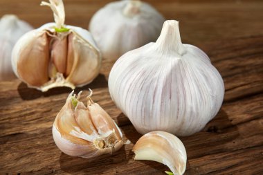 Sarımsak yakın çekim rustik arka plan, sığ derinliği alan, seçici odak, makro üzerinde ahşap plaka üzerinde