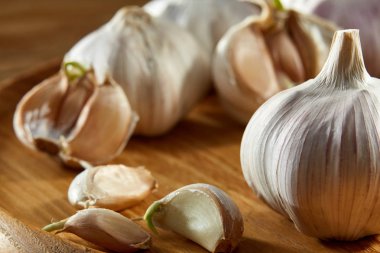 Sarımsak rustik ahşap arka plan üzerine sığ derinliği alan, seçici odak, makro yakın çekim