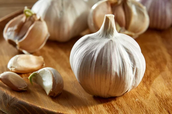 Knoflook close-up op rustieke houten achtergrond, ondiepe diepte van veld, selectieve aandacht, macro — Stockfoto