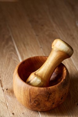 Üstten Görünüm yakın çekim resim ahşap havaneli ve harç kahverengi rustik ahşap arka plan üzerinde sığ derinlik-in tarla