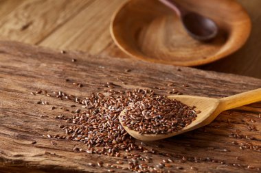 Tahta kaşık keten tohumu rustik arka plan, üstten görünüm, yakın çekim, sığ derinlik-in tarla, seçici odak ile