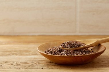 Tahta kaşık keten tohumu rustik arka plan, üstten görünüm, yakın çekim, sığ derinlik-in tarla, seçici odak ile