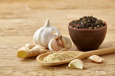 Spicies ahşap masa arka plan, seçici odak üzerinde toz baharat kaşık ve farklı kompozisyonu türlü